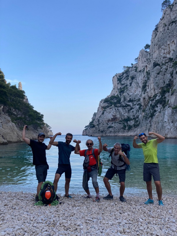 Photo de groupe sur la plage de la calanque d'En Vau