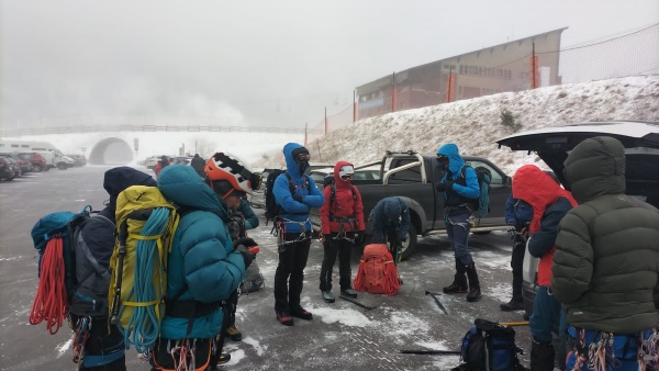 CAF Alpinisme 2025-01-12 Arrivée au Parking de la station du Mont-Dore