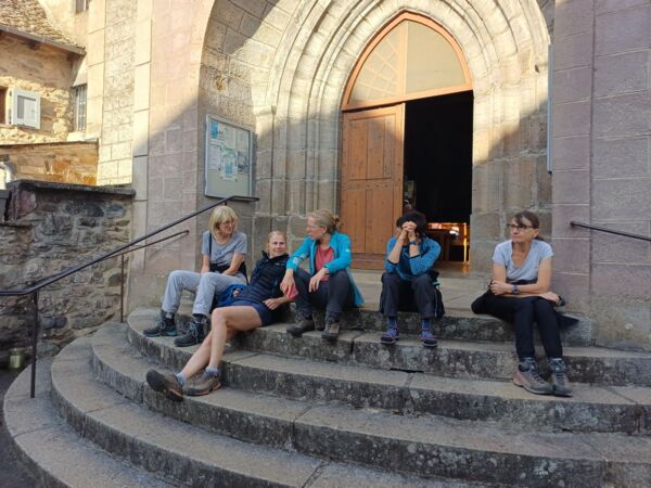 Photo n°5 : sur les marches de l’église